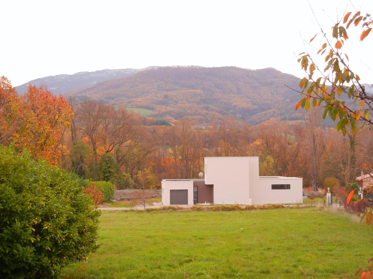 Maison moderne intégrée dans le paysage drômois